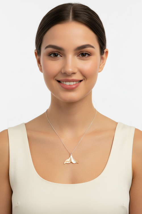Collar cola de ballena nácar dorado en modelo sonriendo