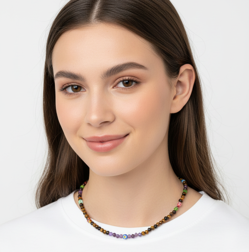 Collar con ojos turcos en modelo juvenil