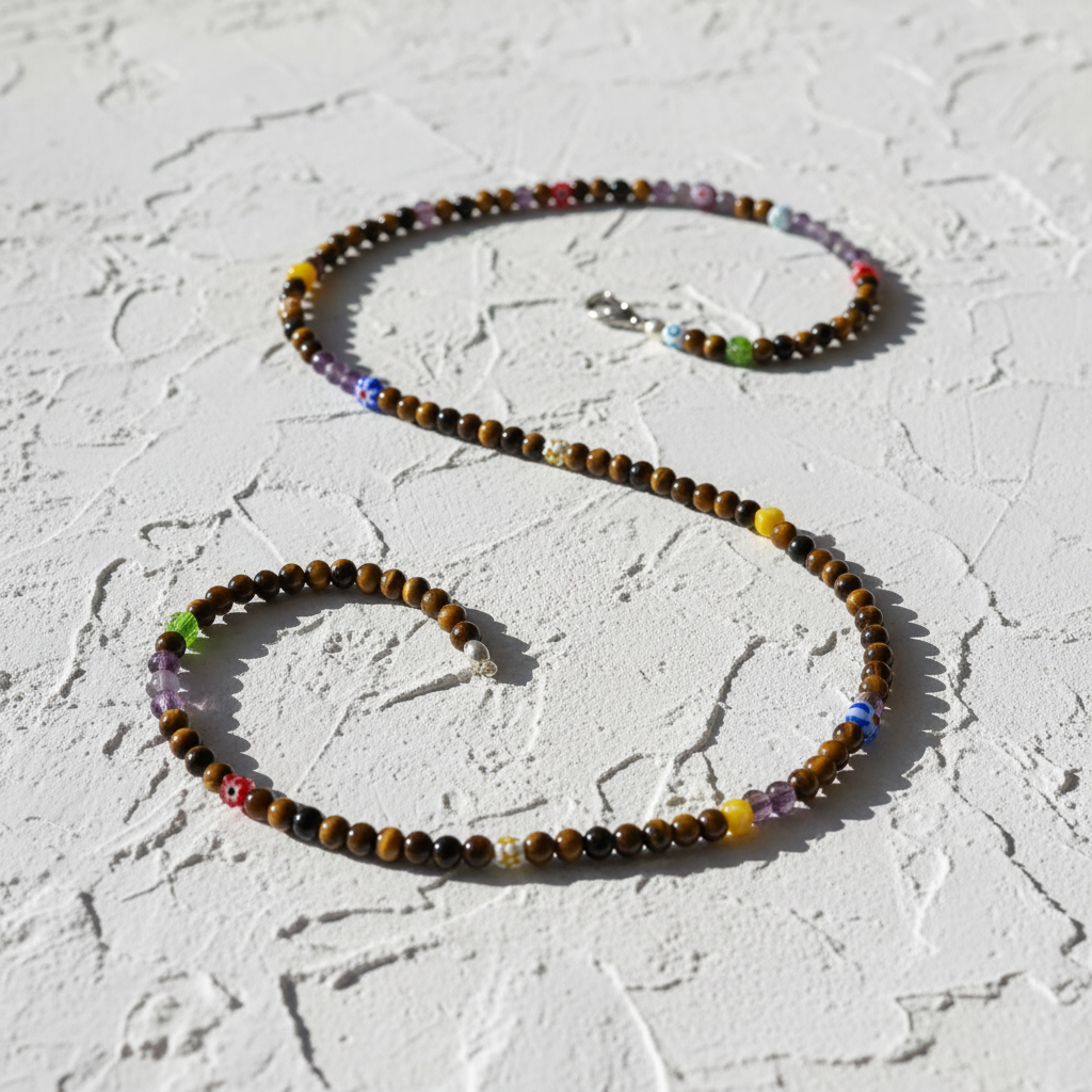Collar con ojos turcos sobre yeso blanco