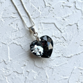 Collar corazón negro - fondo yeso
