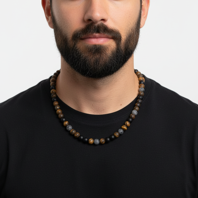 Collar de piedras naturales en modelo con barba
