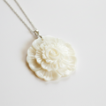 Collar flor blanca close-up