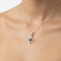 Collar nudo celta en modelo - Encuadre cerrado v2