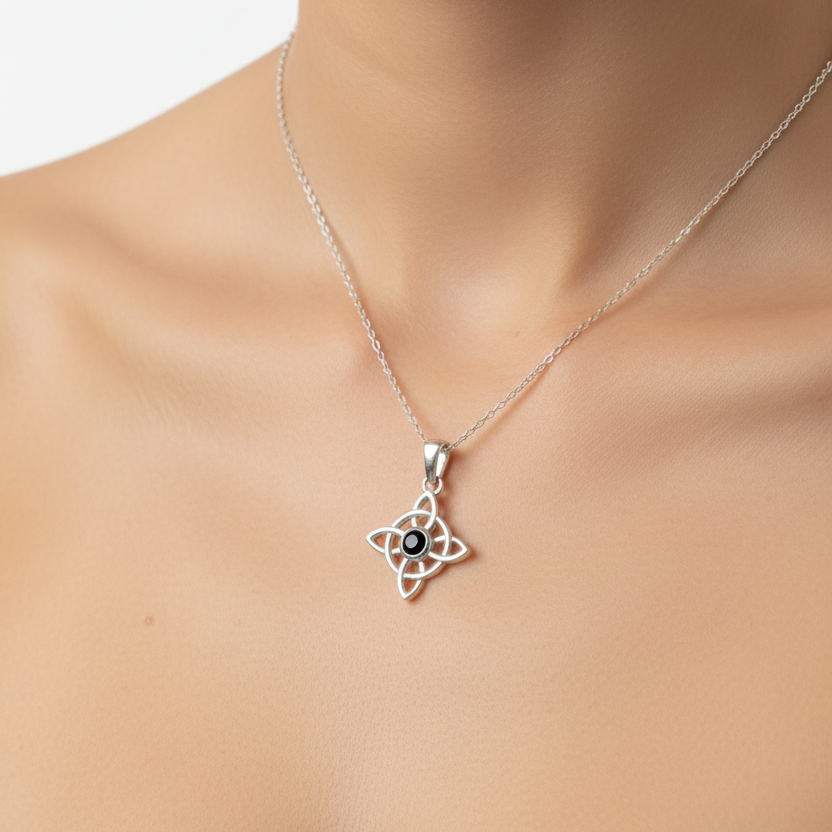 Collar nudo celta en modelo - Encuadre cerrado v2