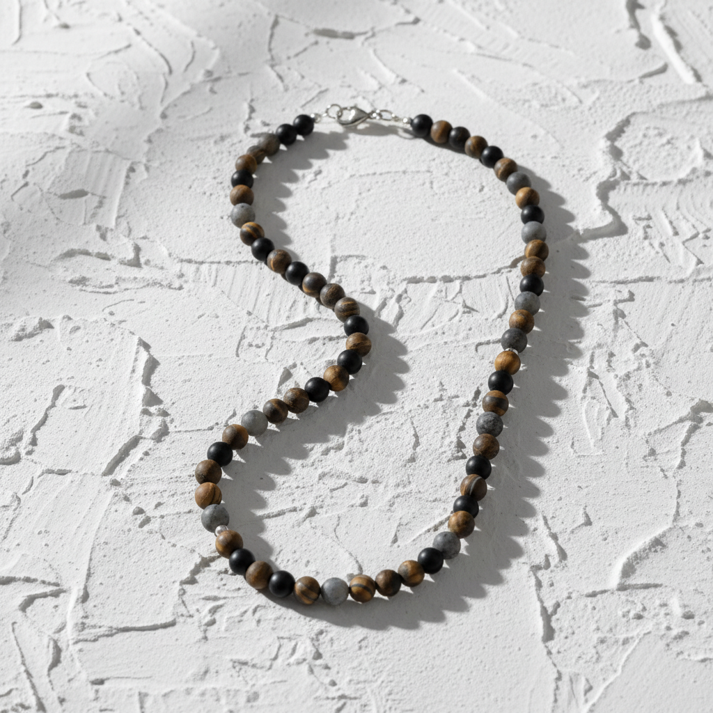 Collar sobre yeso blanco - versión 2