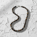 Collar sobre yeso blanco - versión 2