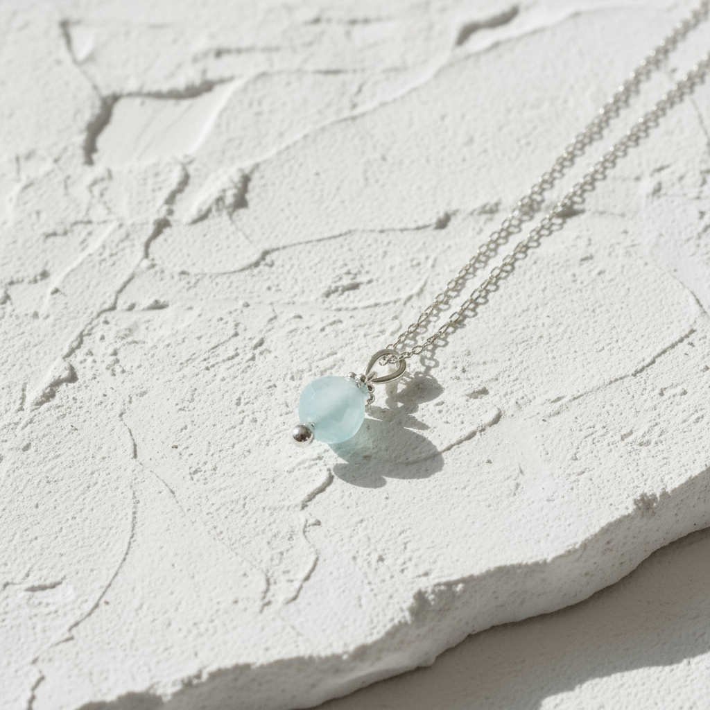 Collar sobre yeso blanco