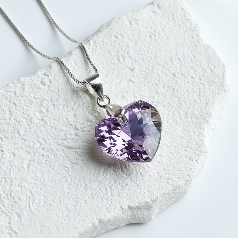 Collar sobre yeso blanco