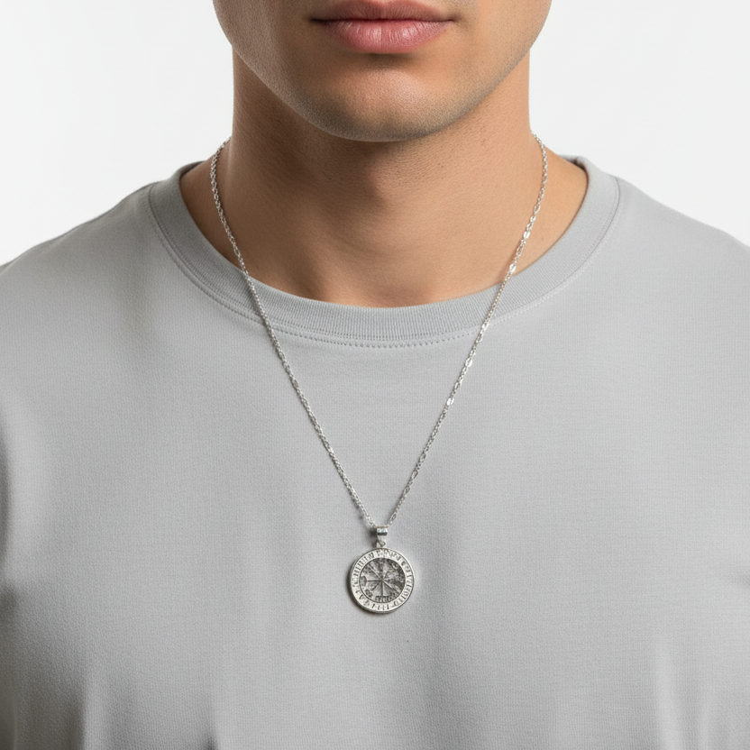 Collar Vegvisir en modelo hombre - Dije pequeño v2