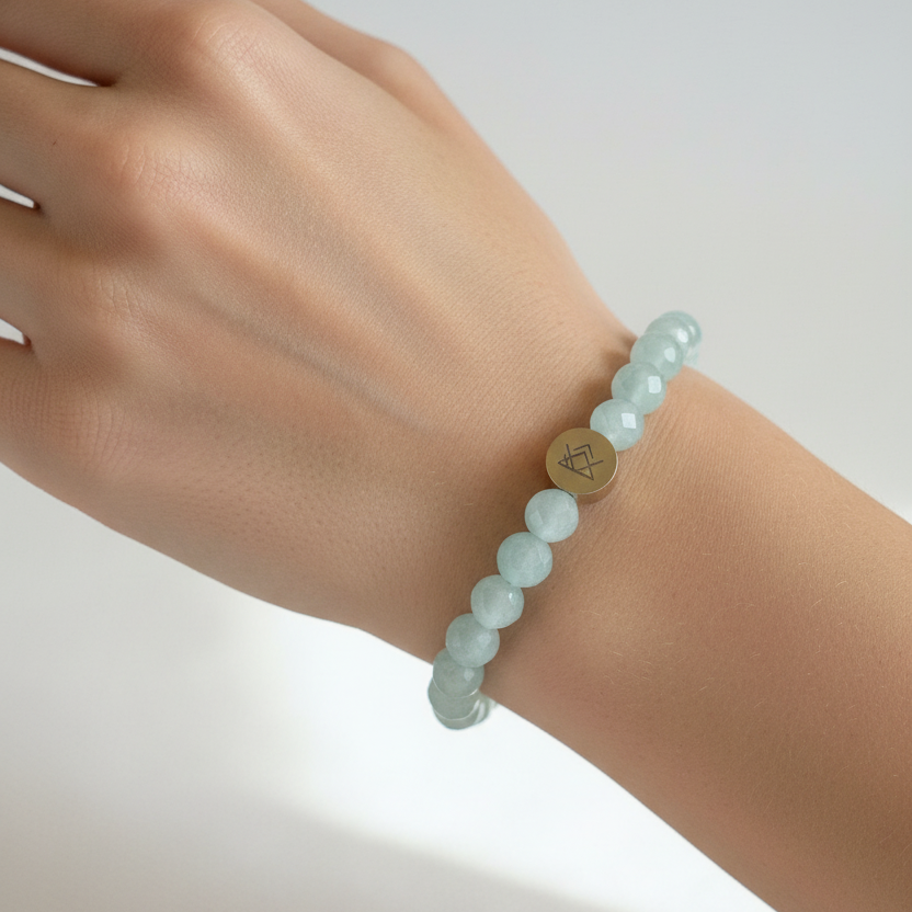Pulsera de aguamarina en modelo - colores naturales