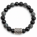Pulsera negra con fondo blanco