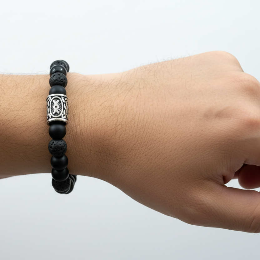 Pulsera negra en modelo fondo limpio