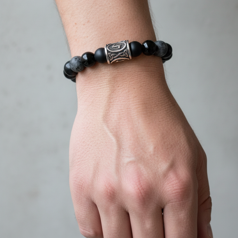 Pulsera negra en modelo masculino