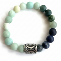 Pulsera verde y negra con fondo blanco